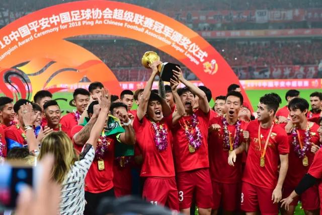 曼联面临危机！马丁内斯决心离开，红魔锁定新援
